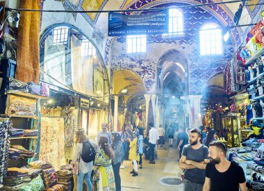 Istanbul, Türkiye - 11 Temmuz 2018. Vatandaşların ve turistlerin, Kapalı Çarşı, Grand ın Bazaarı Istanbul, Türkiye'nin geçitler.