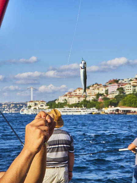Стамбул Турция Июля 2018 Года Граждане Рыбачат Босфоре Видом Горизонт — стоковое фото