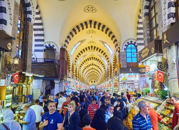 Istanbul Turkey July 2018 Tourists Misir Carsisi Spice Bazaar Eminonu — Stock Photo, Image