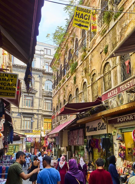 Istanbul Truthahn Juli 2018 Bürger Die Der Fincancilar Straße Gehen — Stockfoto