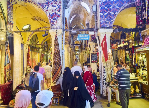 Istanbul, Türkiye - 11 Temmuz 2018. Kapalı Çarşı, Grand ın Bazaarı Istanbul, Türkiye'nin geçitler vatandaşlarına.