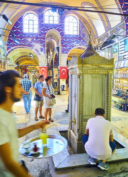 Istanbul Turkey July 2018 Citizens Tourists Waiter Facing Marble Fountain — Stock Photo, Image
