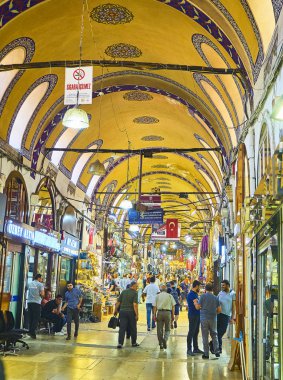 Istanbul, Türkiye - 11 Temmuz 2018. Kapalı Çarşı, Grand ın Bazaarı Istanbul, Türkiye'nin geçitler vatandaşlarına.
