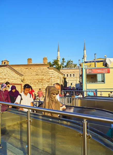 Istanbul Turkei Juli 2018 Bürger Zugreifen Auf Marmaray Uskudar Station — Stockfoto