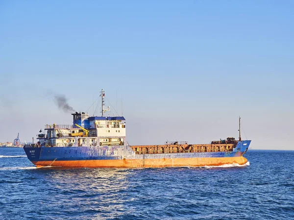 Istanbul Turkey July 2018 General Cargo Ship Crossing Bosphorus Istanbul — Stock Photo, Image