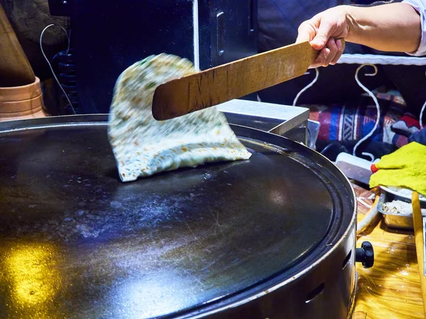 Cook Making Turkish Gozleme Traditional Anatolian Stuffed Flatbread Cooked Wood — Stock Photo, Image