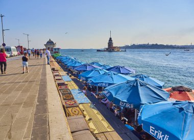 Istanbul, Türkiye - 9 Temmuz 2018. Kız Kulesi ve Fatih ile Üsküdar Harem sahil yolunun ilçe manzarası içinde belgili tanımlık geçmiş. Istanbul, Türkiye.