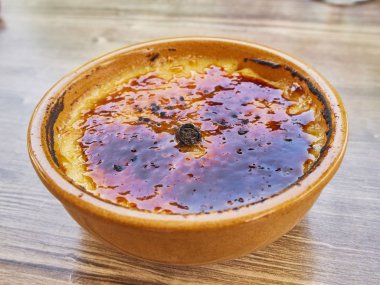 Crema Catalana veya rustik kase, tipik Taverna veya bistro sunu Creme Brulee orta tarçın çubuğu ile. Catalonia, İspanya ve Fransa'nın geleneksel tatlı.
