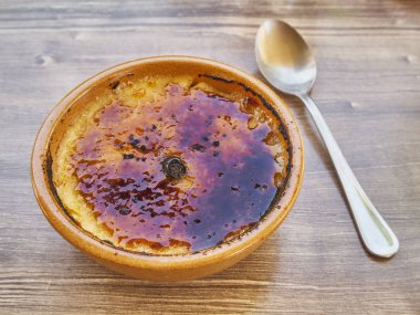 Crema Catalana veya rustik kase, tipik Taverna veya bistro sunu Creme Brulee orta tarçın çubuğu ile. Catalonia, İspanya ve Fransa'nın geleneksel tatlı.
