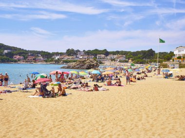 Palamos, Girona - 27 Haziran 2018. Bir La Fosca beach, Palamos içinde Girona, Katalonya, İspanya güneşlenme keyfi kişi.