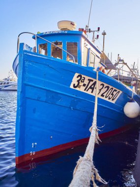 Palamos, İspanya - 19 Temmuz 2017. Tipik Akdeniz tekneleri balıkçı limanı Palamos içinde günbatımında palamarla. Baix Emporda, Girona, Katalonya, İspanya.
