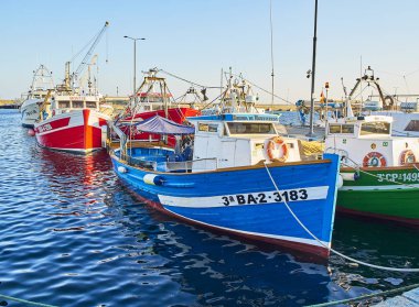 Palamos, İspanya - 19 Temmuz 2017. Tipik Akdeniz tekneleri balıkçı limanı Palamos içinde günbatımında palamarla. Baix Emporda, Girona, Katalonya, İspanya.
