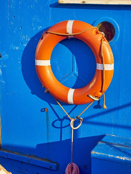 Földközi Tengeri Hajó Kék Festett Falra Mentőgyűrűt — Stock Fotó
