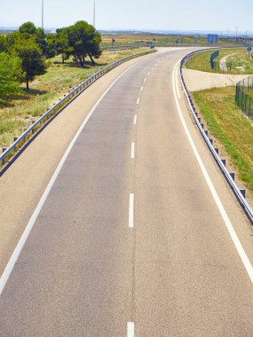 Güneşli bir trafik olmayan bir Avrupa karayolu.