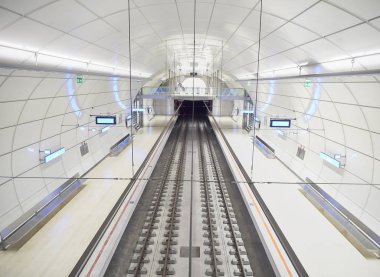 San Sebastian, İspanya - 18 Ağustos 2018. Euskotren, bir modern metro Metro İstasyonu da Topo biliyorum. San Sebastian, Gipuzkoa, Bask ülke, İspanya.