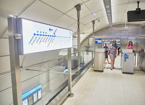 セバスティアン スペイン 2018 地下鉄の Euskotren 地下鉄駅へのアクセスの乗客はトポとしても知っています セバスティアン ギプスコア バスクの国 スペイン — ストック写真