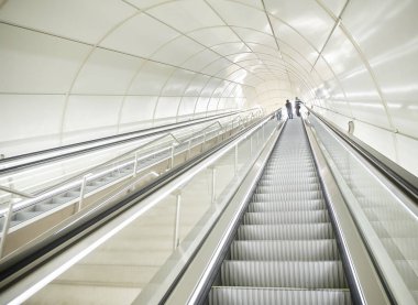 San Sebastian, İspanya - 18 Ağustos 2018. İki adam yürüyen bir modern Yeraltı Metro İstasyonu.