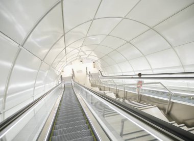 San Sebastian, İspanya - 18 Ağustos 2018. Bir modern Yeraltı Metro istasyonunda yürüyen merdiven üstünde bir oğlan.