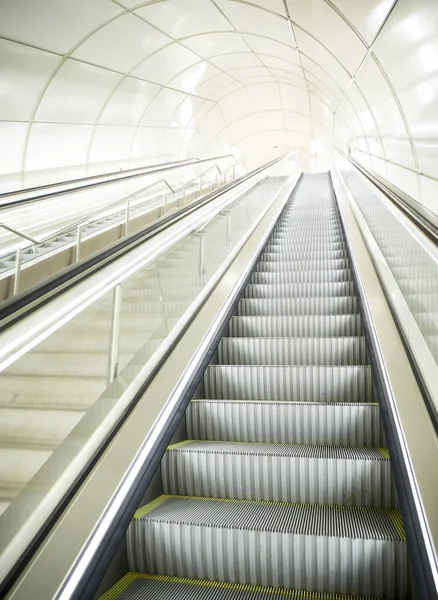 Una Escalera Mecánica Una Moderna Estación Metro Subterráneo — Foto de Stock