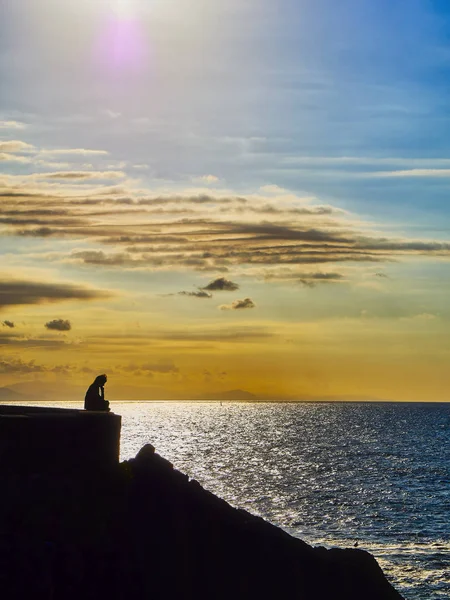 Silhouette Pensive Woman Sitting Wall Facing Twilight Background — Stock Photo, Image