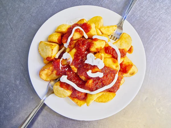 Portion Patatas Bravas Metallic Table Fried Potatoes Topped Spicy Sauce — Stock Photo, Image