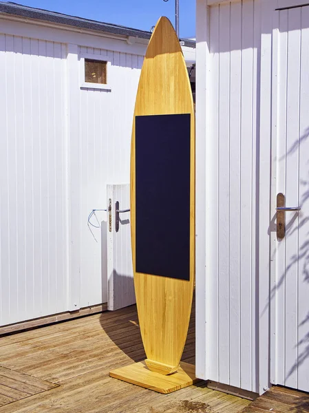 Een Schoolbord Vormige Surfplank Een Strand Wit Cabines — Stockfoto