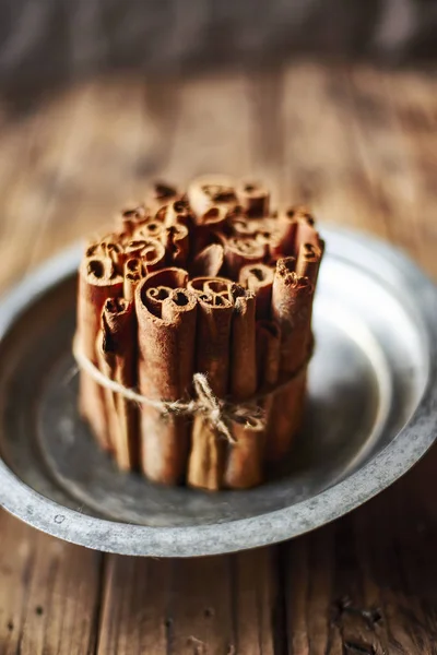 Mazzo Bastoncini Cannella Piatto Rustico Metallico Tavolo Legno — Foto Stock