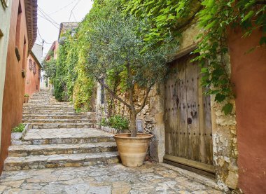Carrer del Castell Begur tarihi merkezi sokakta. Girona, Costa Brava, Katalonya, İspanya.