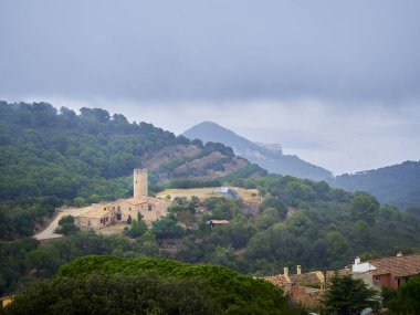 Begur, İspanya - 15 Eylül 2018. Mas d tr Pinc, bir Masia sis altında. Katalonya, İspanya gelen tipik çiftlik evi.