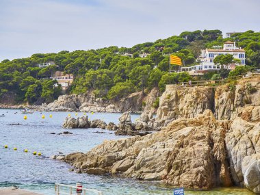 Calella de Palafrugell, İspanya - 15 Eylül 2018. Punta dels Burricaires bakış açısı Catalonia, resmi bayrağı altında gelen turist Senyera aradı. Calella de Palafrugell, Girona, Costa Brava, Katalonya, İspanya.