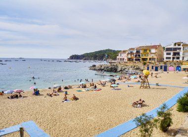 Calella de Palafrugell, İspanya - 15 Eylül 2018. Turistler bir Platja del Canadell, Calella de Palafrugell, Girona, Costa Brava, Catalonia, İspanya büyük plaj güneşlenme keyfi.