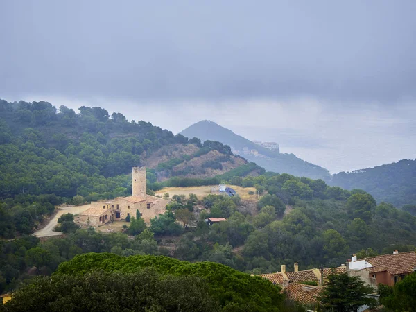 西班牙贝古尔 2018年9月15日 Mas Pinc 雾下的马赛人 典型的农舍从加泰罗尼亚 西班牙 — 图库照片