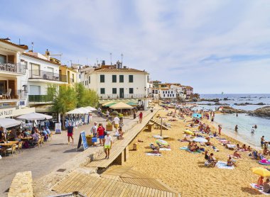 Calella de Palafrugell, İspanya - 15 Eylül 2018. Platja d 'En Calau' da güneşlenen turistler, Calella de Palafrugell, Girona, Costa Brava, Katalonya, İspanya 'da bir plaj.