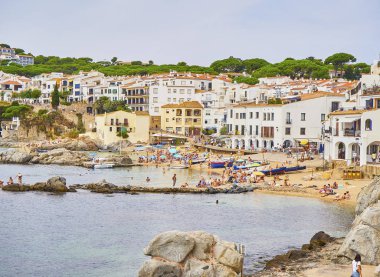 Calella de Palafrugell, İspanya - 15 Eylül 2018. Platja de les Barques ve Platja d 'En Calau' da güneşlenen turistler, Calella de Palafrugell 'in iki plajı, Girona, Costa Brava, Katalonya, İspanya.