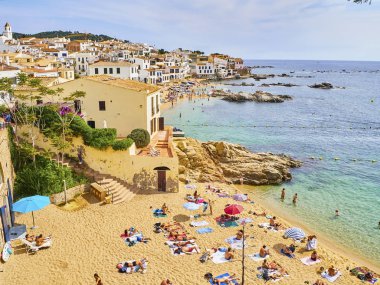 Calella de Palafrugell, İspanya - 15 Eylül 2018. Bir La Platgeta de Calella Calella de Palafrugell, Girona, Costa Brava, Catalonia, İspanya'nın küçük bir plaj güneşlenme keyfi turist.