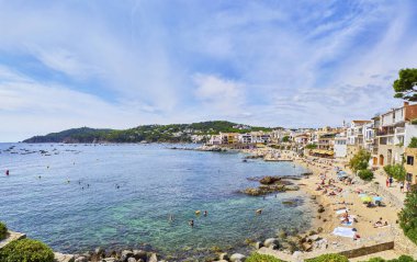 Calella de Palafrugell, İspanya - 15 Eylül 2018. Turistler bir Platja del Canadell, Calella de Palafrugell, Girona, Costa Brava, Catalonia, İspanya büyük plaj güneşlenme keyfi.