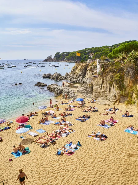 Calella Palafrugell Espanha Setembro 2018 Turistas Desfrutando Banho Sol Platgeta — Fotografia de Stock