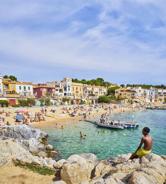 Calella Palafrugell Espanha Setembro 2018 Turistas Desfrutando Banho Sol Platja — Fotografia de Stock