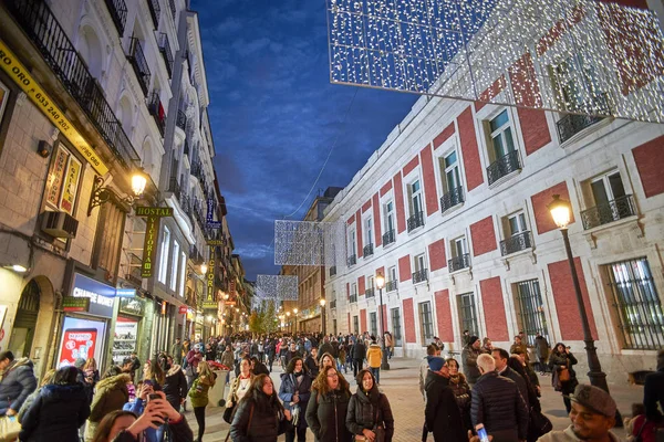 Madrid Espanha Dezembro 2018 Pessoas Andando Rua Calle Carretas Anoitecer — Fotografia de Stock