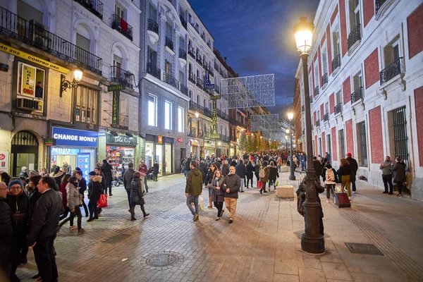 Madrid España Diciembre 2018 Gente Caminando Por Calle Carretas Anochecer — Foto de Stock