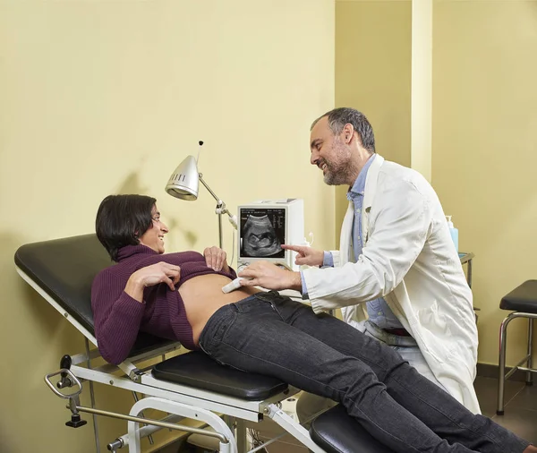 Egy Mosolygó Nőgyógyász Ultrahang Csinál Átkutat Eljárással Egy Boldog Fortyish — Stock Fotó