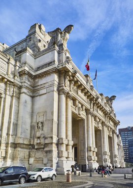 Milan, İtalya - 30 Aralık 2018. Milano Merkez Tren İstasyonu Piazza Duca d'Aosta üzerinde ana giriş portik. Milan, Lombardiya, İtalya.