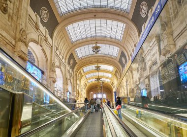 Milan, İtalya - 30 Aralık 2018. Gezginler'in büyük salonunda, antika Sala della Biglietteria, Milano Merkez Tren İstasyonu. Milan, Lombardiya, İtalya.