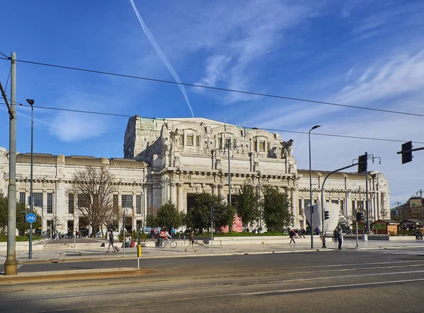 Μιλάνο Ιταλία Δεκεμβρίου 2018 Κύρια Πρόσοψη Του Milano Centrale Σιδηροδρομικό — Φωτογραφία Αρχείου