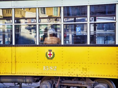 Milan, İtalya - 29 Aralık 2018. Milan, Lombardiya, İtalya vatandaşları taşıma tramvay.