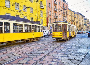 Milan, İtalya - 29 Aralık 2018. Via Cristoforo Colombo caddeyi geçerken bir tramvay. Milan, Lombardiya, İtalya.