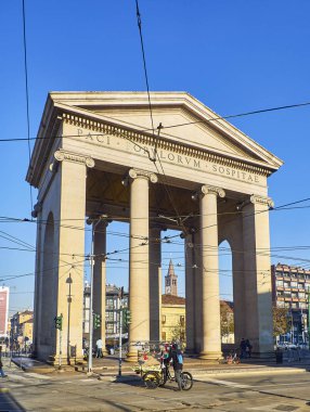 Milan, İtalya - 29 Aralık 2018. Porta Ticinese kapısı. Piazza Ventiquattro Maggio kare görüntüleyin. Milan, Lombardiya, İtalya.