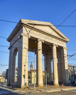 Milan, İtalya - 29 Aralık 2018. Porta Ticinese kapısı. Piazza Ventiquattro Maggio kare görüntüleyin. Milan, Lombardiya, İtalya.