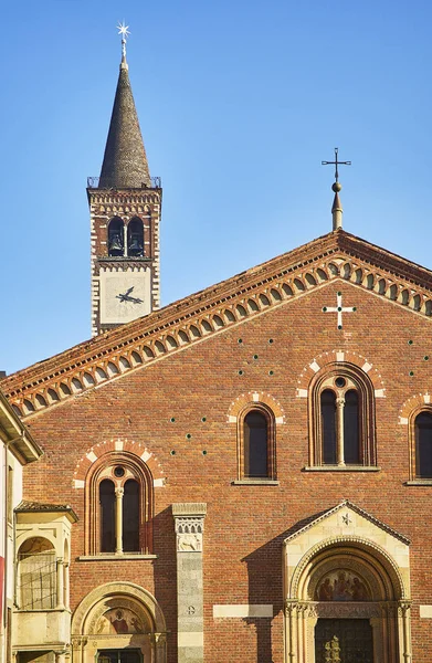 Szczegółowo Główne Fasady Bazyliki Saint Eustorgio Widok Placu Piazza Sant — Zdjęcie stockowe