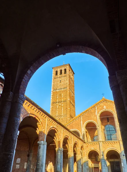 Vista Fachada Oeste Ansperto Atrium Basílica Sant Ambrogio Milão Lombardia — Fotografia de Stock